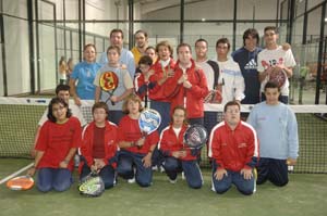 Jóvenes de la Escuela de padel AVIVA